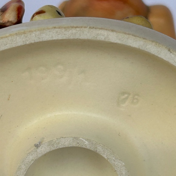 Vintage Hummel Goebel “Feeding Time” #199 TMK-2 Full Bee - Picture 6 of 6